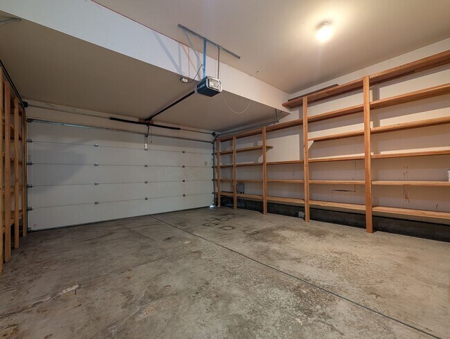 Building Photo - Beautiful 3-Bedroom, 2.5-Bath Home In River Road Area of Eugene!