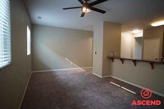 Building Photo - Cutest Condo  in Downtown Bakersfield!