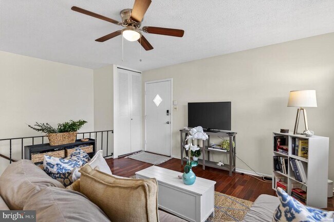 Building Photo - 462 Worthington Rd