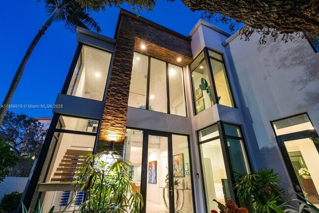 Building Photo - 310 SE 11th Ave