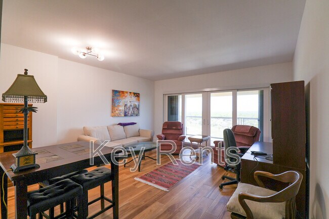 Building Photo - 825 Bayshore Dr