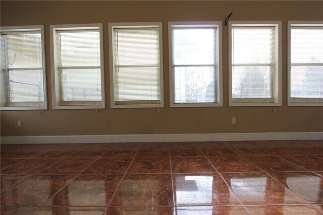 Building Photo - 818 Springlake Rd