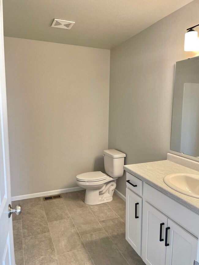 Building Photo - 3 Bedroom 2 1/2 bath - South Fargo