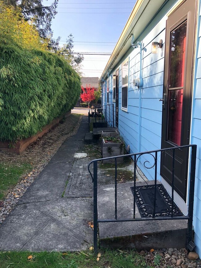 Building Photo - Charming N. Portland Apartment located in the Piedmont Neighborhood!