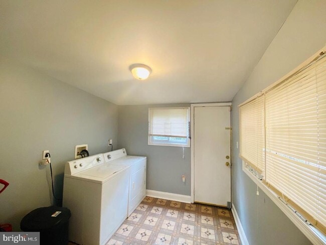 Building Photo - 1704 N Sydenham St