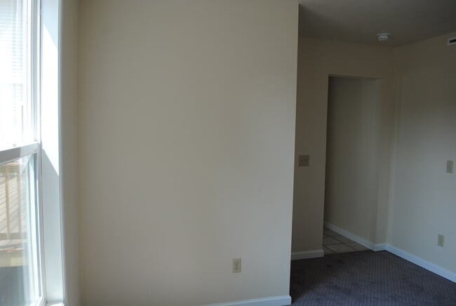 Building Photo - STUDIO/SEMI 1 BEDROOM - AVAILABLE AUGUST 2023!