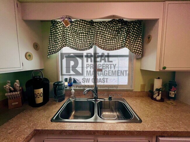 Building Photo - 202 Fan Palm Ln