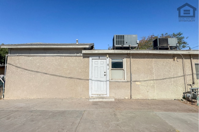 Building Photo - 2Bed/1Bath Apartment at Camelback Rd/Central Ave! Ready for Immediate Move-In! – NO HOA!