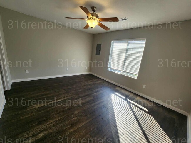 Building Photo - 1813 E 69th Ct N