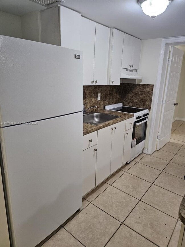 Building Photo - 15027 Coconut Ct