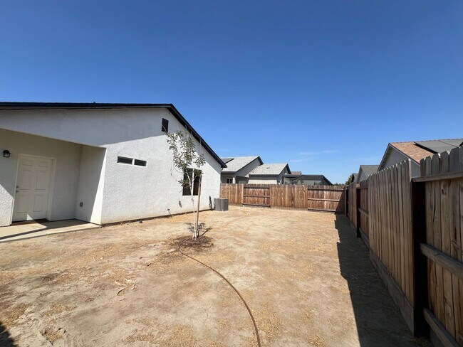 Building Photo - 587 Sandtrap Ln