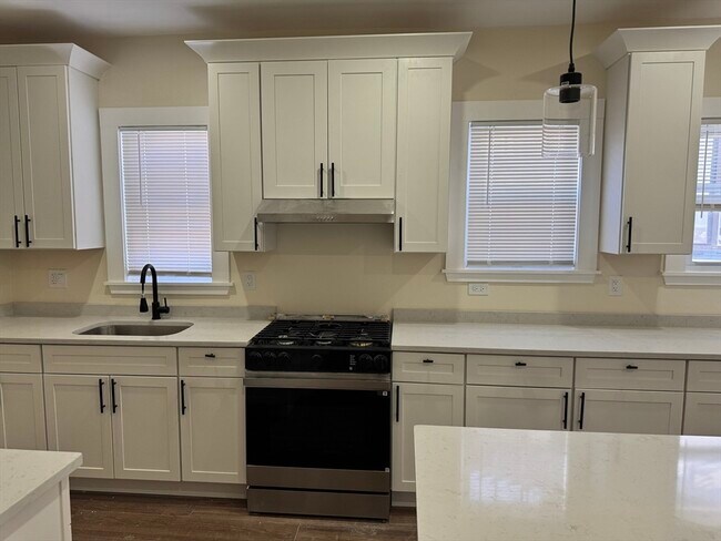 Building Photo - 474 Talbot Ave