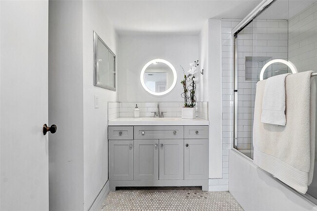 Building Photo - 3000 Holiday Dr