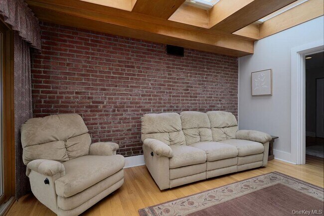 Building Photo - 116 Schoolhouse Ln