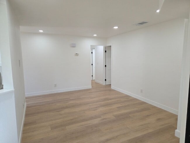 Building Photo - Top floor update 2 bed 2 bath condo in great location.