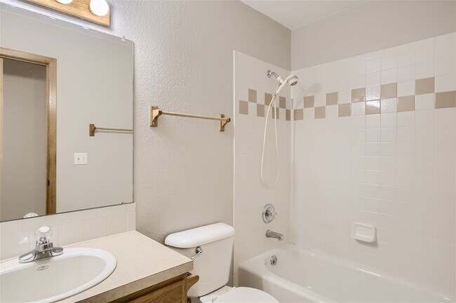 Building Photo - Spacious NW Longmont Home