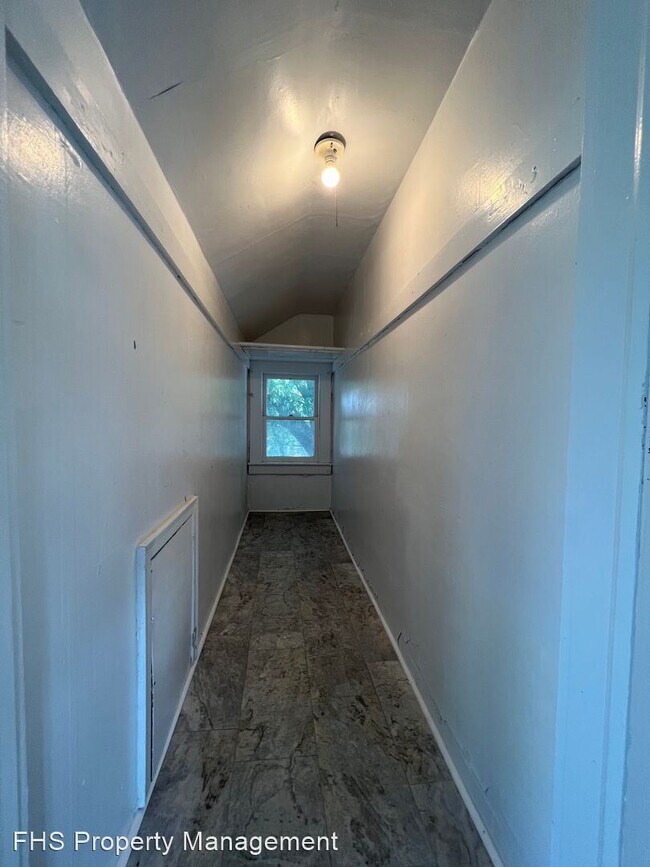 Building Photo - 1 br, 1 bath House - 1032 E Commercial Unit A