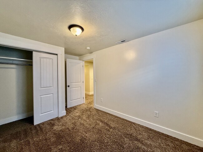 Building Photo - 6928 Village River Ln