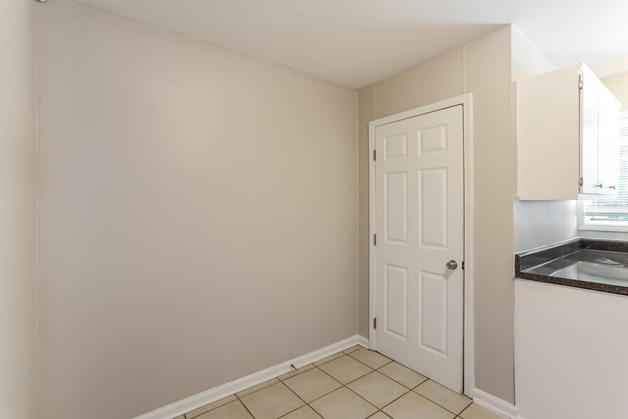 Building Photo - 1550 Flicker Rd