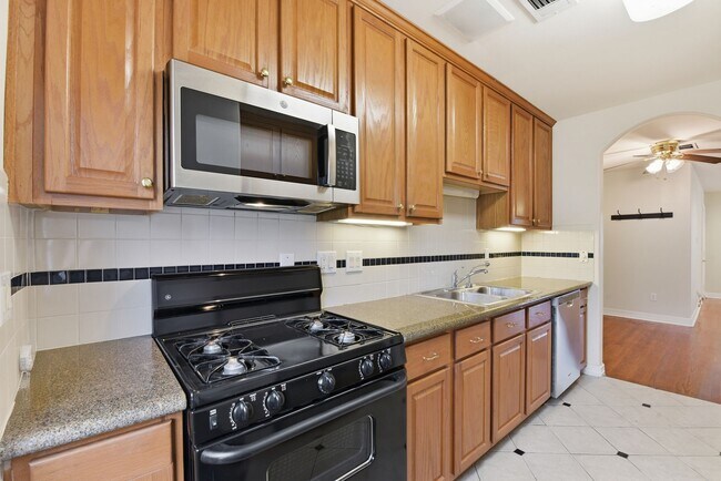 Building Photo - 2513 Shakespeare St