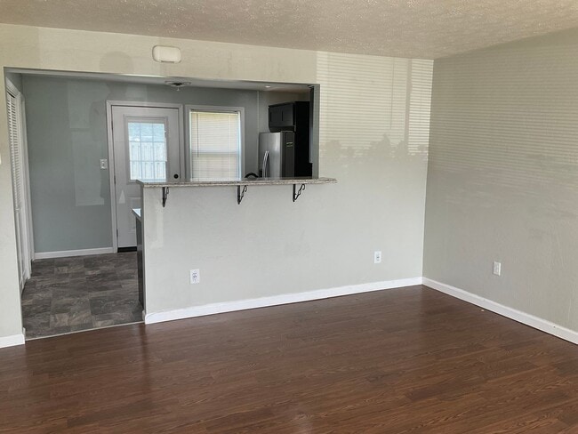 Building Photo - 405 E Poos Dr