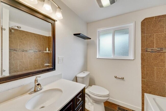 Building Photo - 3 bedroom in Seattle WA 98133