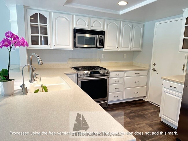 Building Photo - Modern La Cuesta Corner Townhome Near Down...
