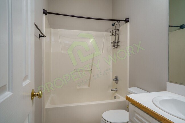 Building Photo - Executive Style Rental in Red Oak