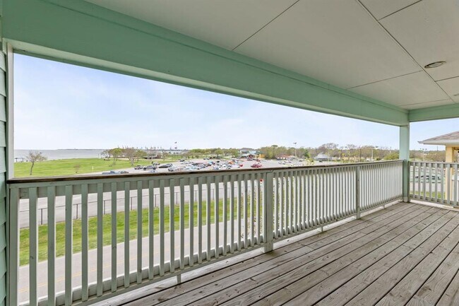 Building Photo - 709 N Bayshore Dr
