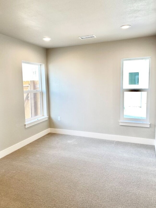 Building Photo - Nice Location in Heart of Old Town Fort Collins! WATER/SEWER/GAS INCLUDED IN RENT