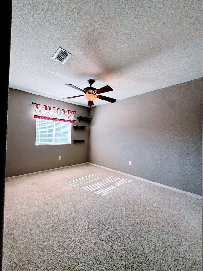 Building Photo - 4 bd 3 bth in Quiet Natomas Neighborhood