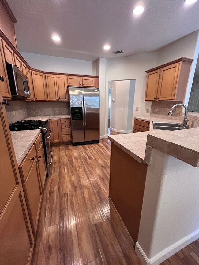 Building Photo - NICE HOME IN ORANGEVALE!!