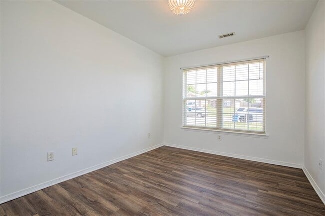 Building Photo - 6405 SW Meadow Well Ave