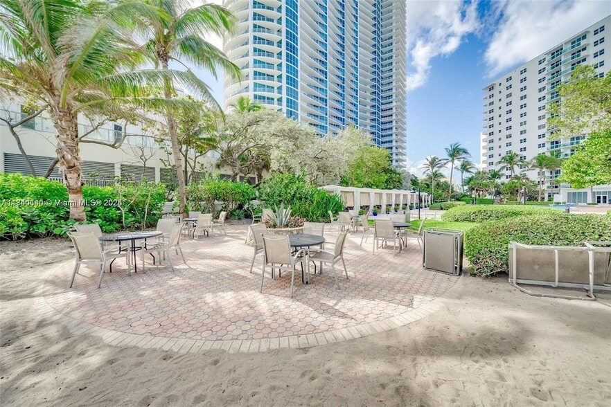 Building Photo - 3001 S Ocean Dr