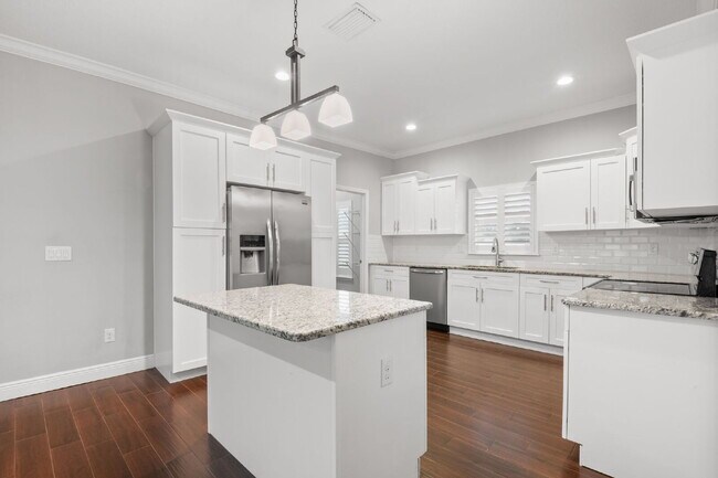 Building Photo - "Charming St. Petersburg Home: 3 Beds, 2 Baths, 1720 Sq. Ft. of Comfort!"