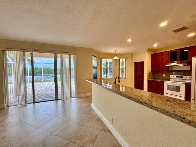 Building Photo - 898 Tulip Cir