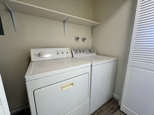 Building Photo - Fully updated Two Bedroom with Washer/Dryer
