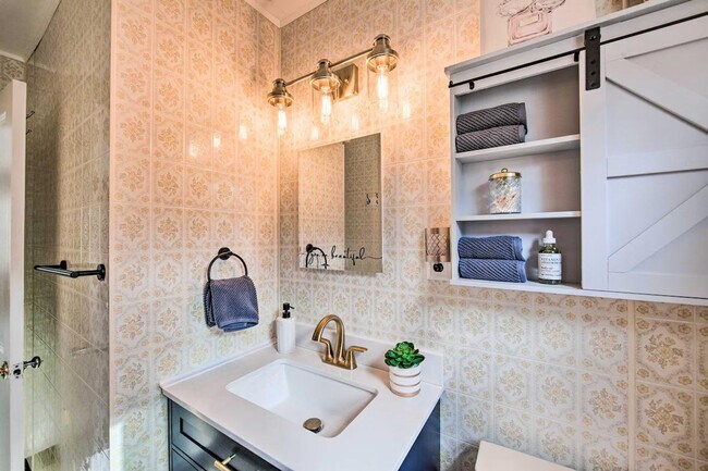 Building Photo - 20 Hill Ln