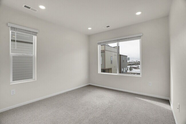 Building Photo - $3,230.95 with $300 off the first month's Rent - 4 Bedrooms, 3.5 Bathrooms, Townhouse in Broomfie...