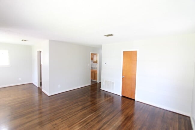 Building Photo - 4BR 2BA New On The Market! Cute! Cute! Cute! Better Hurry To See This One!!