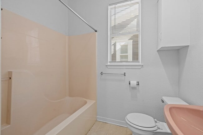 Building Photo - Clarksville Classic - Old School - 1 Bd/1Ba  -  Million Dollar Neighborhood - $1495