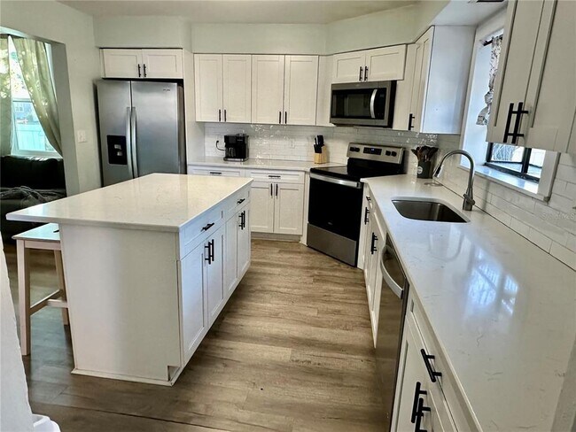 Building Photo - 1504 E 33rd Ave