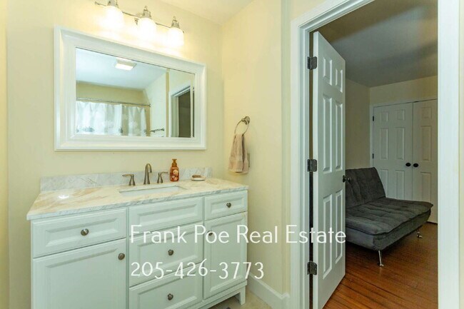 Building Photo - Charming 3-Bedroom Condominium in Birmingham!