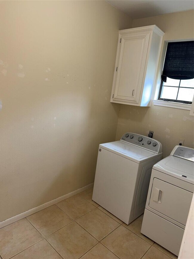 Building Photo - 611 Rolling Green Dr