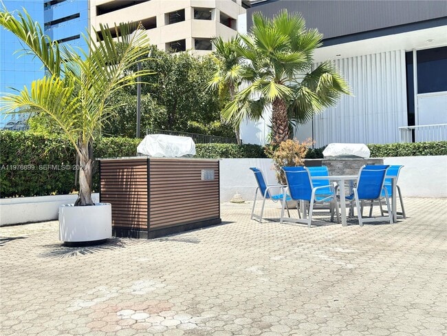 Building Photo - 999 Brickell Bay Dr