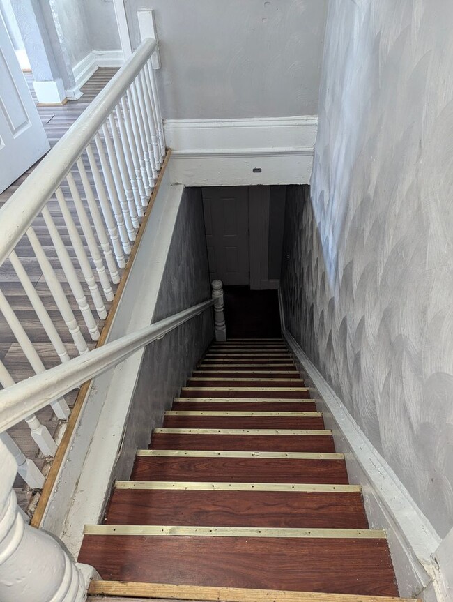 Building Photo - MOVE IN READY 4 Bedroom in the Heart of Portsmouth!