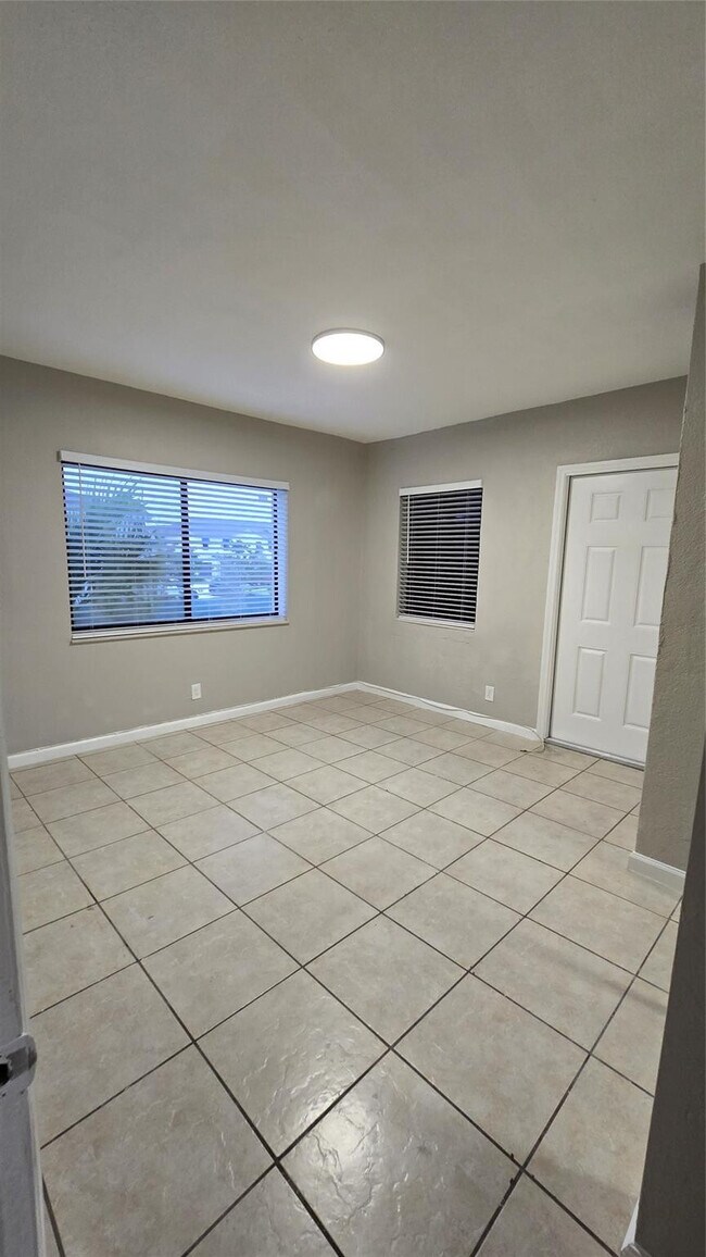 Building Photo - 360 NW 8th St