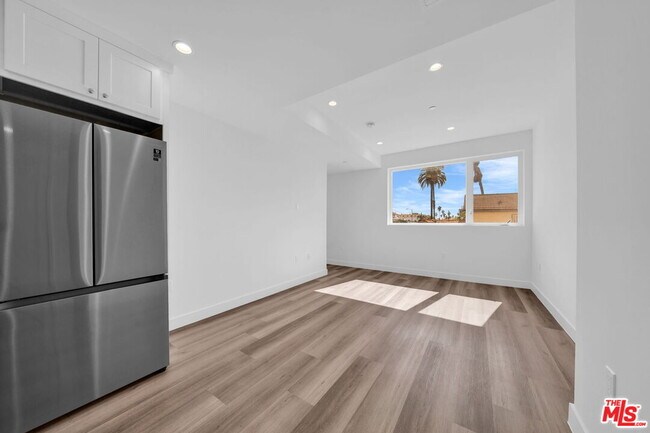 Building Photo - 667 Wilton Pl