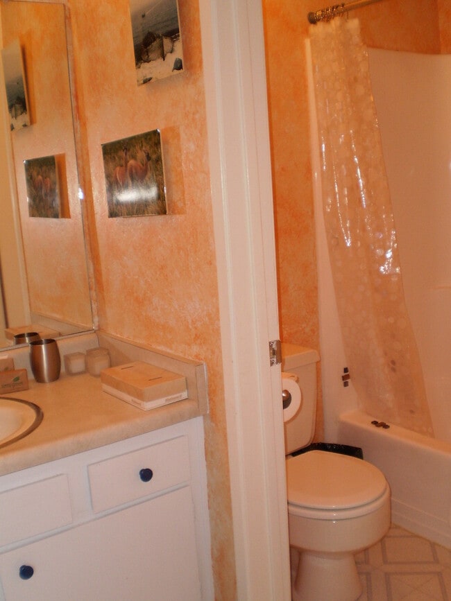 Building Photo - Bigwood Condo by the Village! Garage parking!