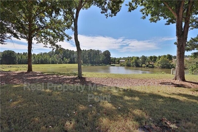Building Photo - 2031 Lakeshore Overlook Dr